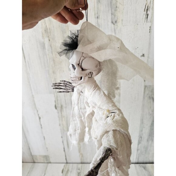 Hanging bride skeleton zombie Halloween prop plastic mini - Picture 3 of 10